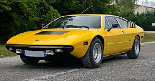 Having the body design executed by Bertone in an attempt to produce a “special” look, Lamborghini unveiled the Urraco P250 in Turin