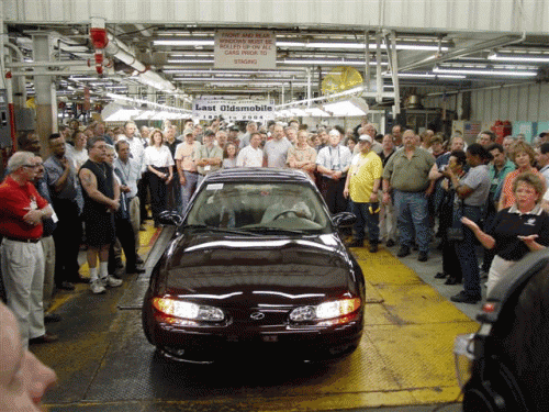 The last Oldsmobile came off the assembly line at the Lansing Car Assembly plant in Michigan, signaling the end of the 106-year-old automotive brand, America’s oldest (and the third oldest in the world, after Daimler and Peugeot)