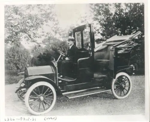 The first motorised taxicab service in the United States started in New York City