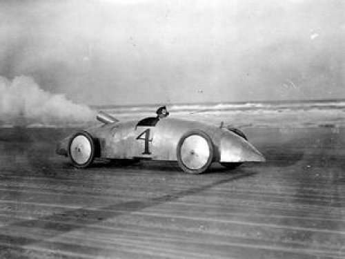 The first of the streamlined Stanley ‘Wogglebug’ racers made its debut at the Readville Track near Boston, Massachusetts, US