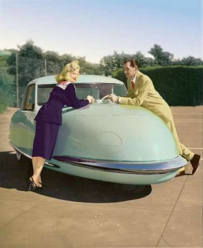 Gary Davis (68), creator of the 1948 Davis three-wheeled car, died in Palm Springs, California, US