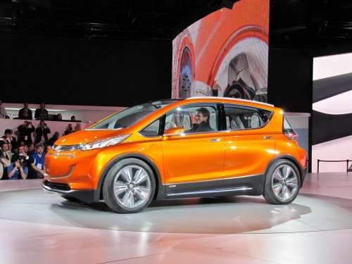 General Motors delivered the first of its eagerly awaited Chevy Bolt electric hatchbacks to three customers gathered at a Fremont, California (US), dealership, less than two miles from the Tesla Motors factory