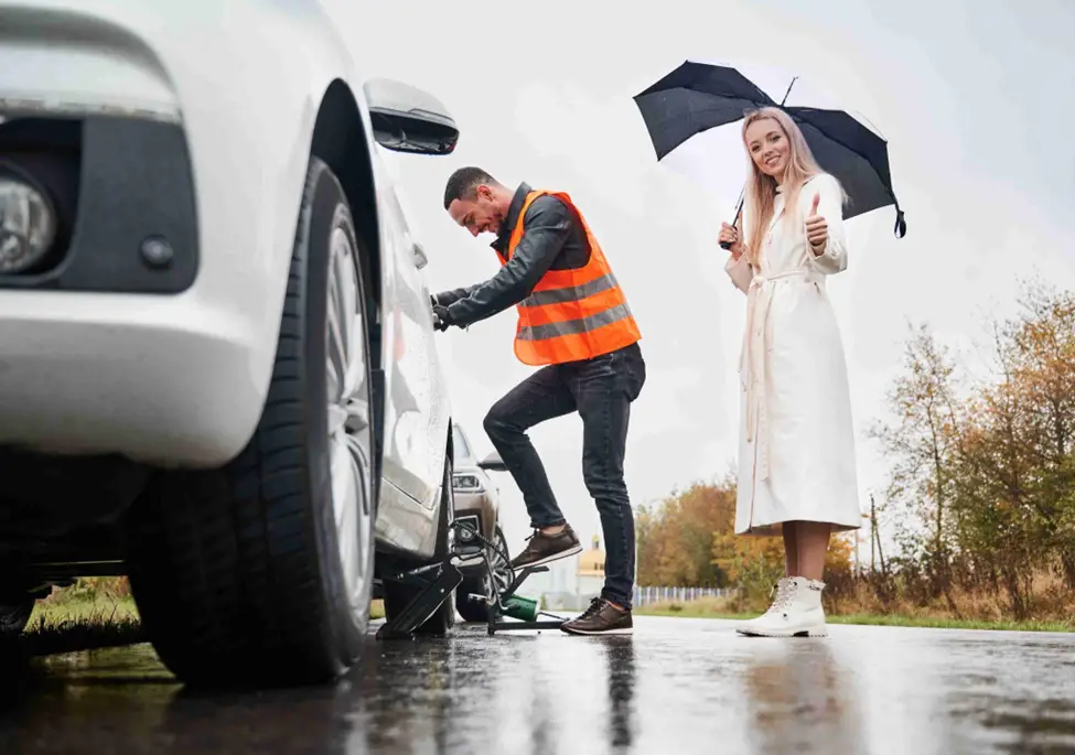 Choosing the Right Vehicle Roadside Assistance for Long Road Trips